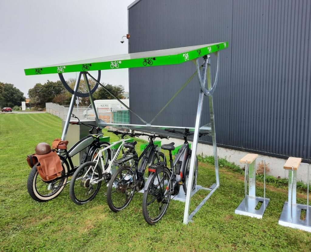 Véloport équipé de panneaux solaire pour la recharge des véhicules de mobilité douce